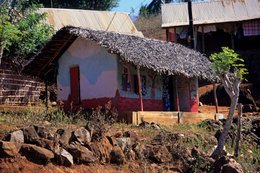 Archipel-des-Comores;-Architecture-traditionnelle;-Case;-Façade-peinte;-France;-Kaleidos;-Kaleidos-images;-La-parole-à-limage;-Laurent-Abad;-Mayotte;-Océan-Indien;-Stories-Pictures;-Toit-de-chaume;-Toit-de-tôle;-Village